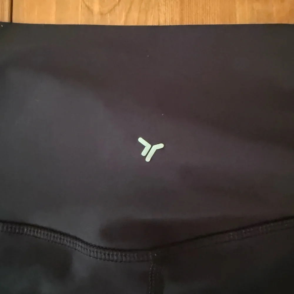 Old Navy Active Powersoft XL Petite High Rise Go-Dry Black cropped Leggings - Picture 3 of 6